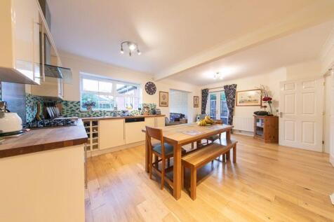 Kitchen &amp; dining room