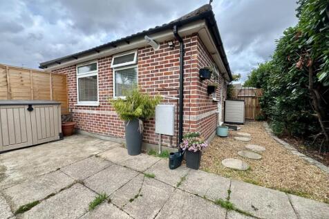 1-bed bungalow on Western Avenue, , Ensbury Park, £1,200/mo