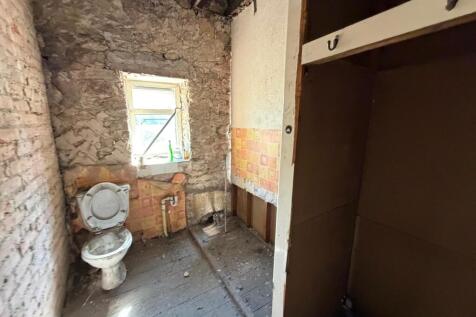 8 rad bathroom.jpg