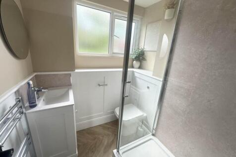 Stonecliffe Lawn (Room 4), Farnley, Leeds photo 5