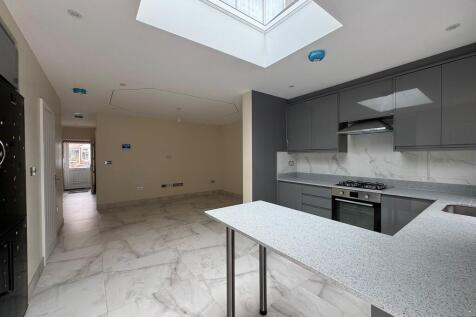 3 Carlyon Close, ...