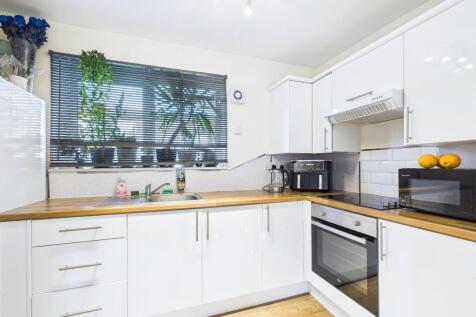 CAM01909G0-PR0432-STILL002