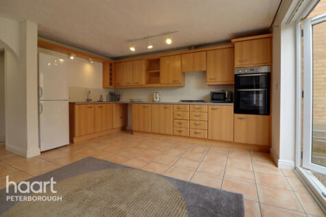 Highclere Road, PETERBOROUGH photo 3