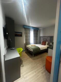 Bright, well-presented single bedroom with mode...