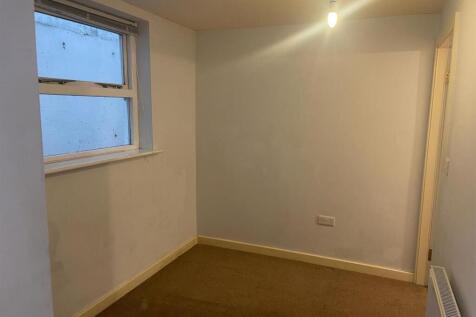 113 Dyehouse Lane, New Mills, High Peak photo 4