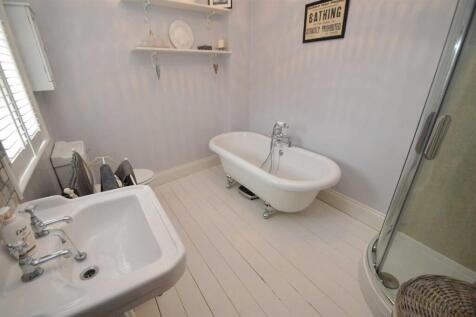 Lorne Terrace 17 Bathroom.jpg
