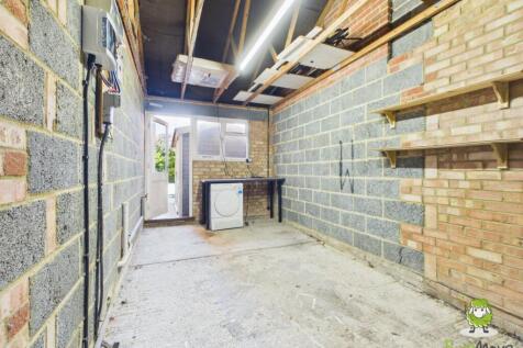 EweMove Estate Agents Basingstoke - 13 Forest Driv