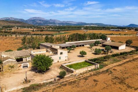 Historic possessió with extensive grounds and mountain views