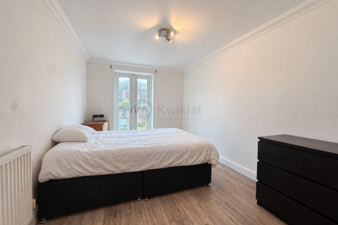 Flat 1, 98 Broadway, Pontypridd, Rhondda Cynon Taf photo 5