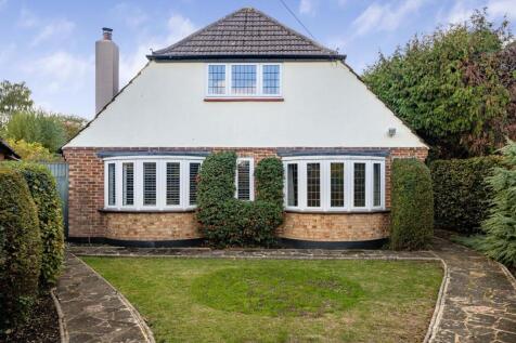The Ballands North, Fetcham, KT22. 3 bedroom detached bungalow for sale