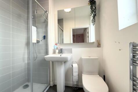 En-suite shower to bed 2.jpeg