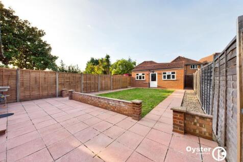 Private Garden &amp; Outhouse