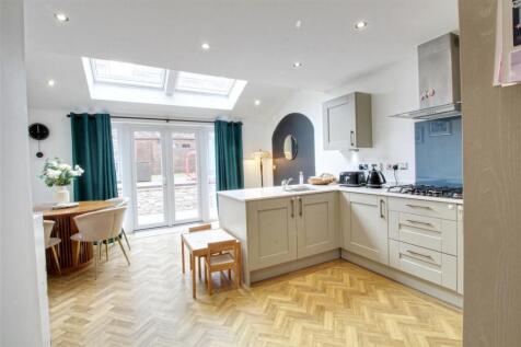 4 bed terraced house to rent Reynolds Close, Coll