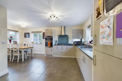 Spacious Open Plan Dining Kitchen
