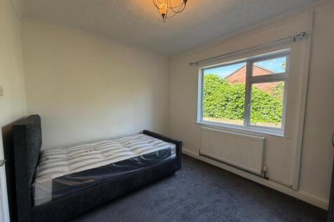 Poplar Grove, Newcastle-Under-Lyme, ST5 photo 4