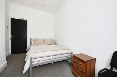Bright, simply furnished double bedroom with ne...