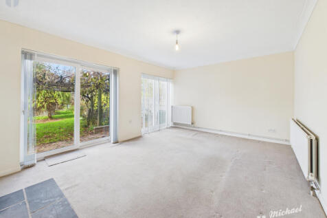 CAM03852G0-PR0480-STILL004