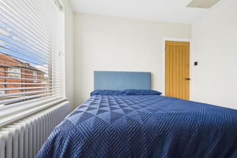 CAM03729G0-PR0138-STILL005