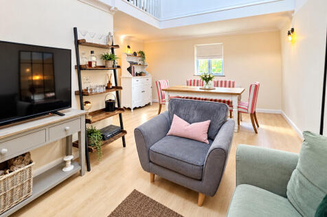 Coopers Court, Hertford photo 3