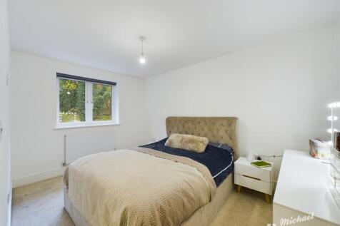 CAM02773G0-PR0024-STILL011