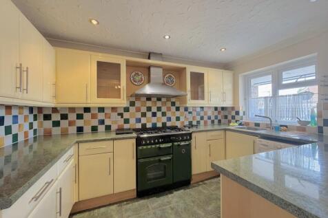 Christchurch Drive, Blackwater, Camberley, Hampshire photo 3