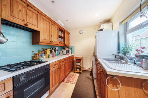St. Georges Road, Farnham, Surrey, GU9 photo 3