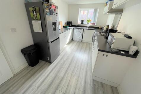 Elm Drive, Leeds, West Yorkshire photo 4