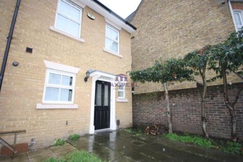 3 bed 2 bath house for rent in Forest Gate E7.