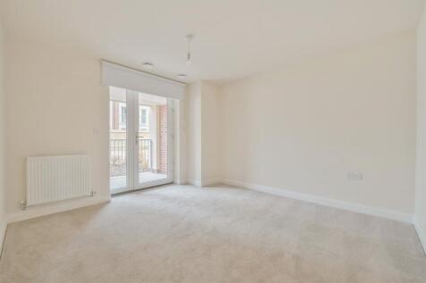 2 bedroom property in Jenyns Drive, Cambridge photo 3