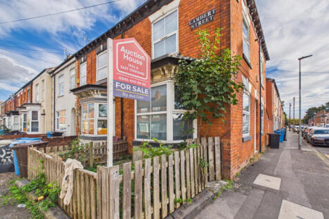 Three bedroom end terrace house - For sale by auc