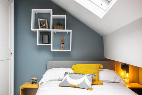 A modern and inviting double bedroom featuring ...