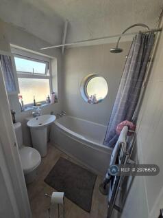 Upstairs Family Bathroom 