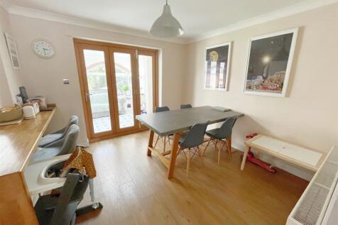 Dining area through to kitchen.jpg
