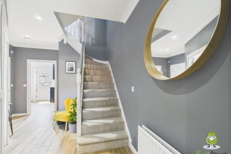 EweMove Basingstoke Estate Agents 21 Gaiger Avenue