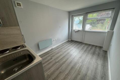 Feltham Road, Ashford, TW15 photo 3