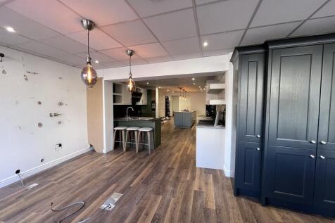 Retail Property (high street) to rent Image 3