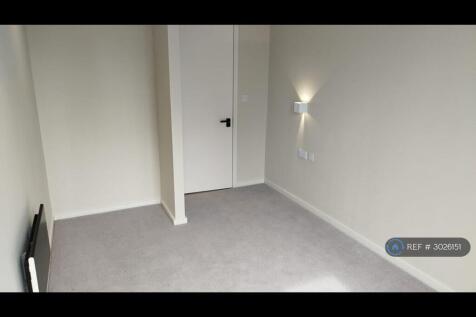 2-bed flat on Chester Road, Manchester, M15, £1,300/mo