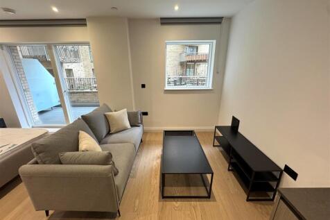 Living area with blind pic 4.jpeg