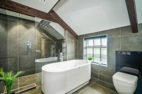 Master bedroom en-suite 