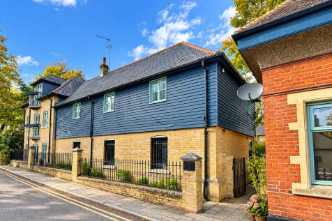 3-bed flat on Coopers Court, Hertford, £1,850/mo