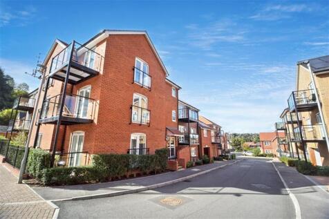 2-bed flat on 2 bedroom property in Pond House, Electric Close, Godalming, £1,595/mo