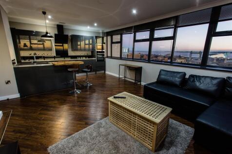 2-bed flat on Essex House, £950/mo
