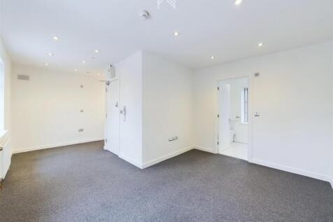 Studio flat on Bamford Avenue, Wembley, £1,400/mo
