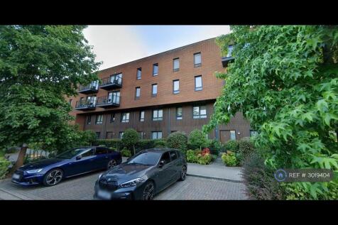 3-bed flat on Meadowside, London, SE9, £2,260/mo