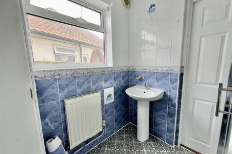 GROUND FLOOR SHOWER ROOM