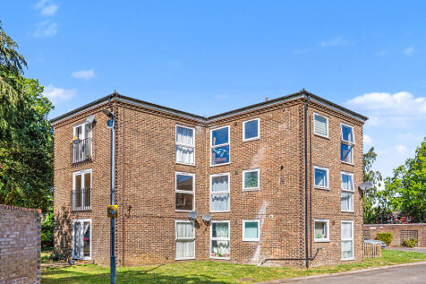 8 Quinneys, Cambridge Road West, Farnborough GU14 6RA