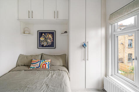 3 ? Boston House, 1B