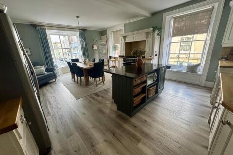 Open Plan Living Room/Kitchen