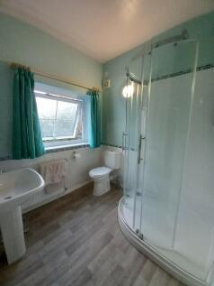 EN-SUITE SHOWER ROOM
