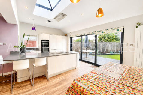 4-bed semi-detached on Dugdale Hill Lane, Potters Bar, £3,600/mo